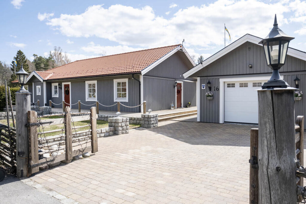 Papptaksläggning garage. Nykvarn, Turinge