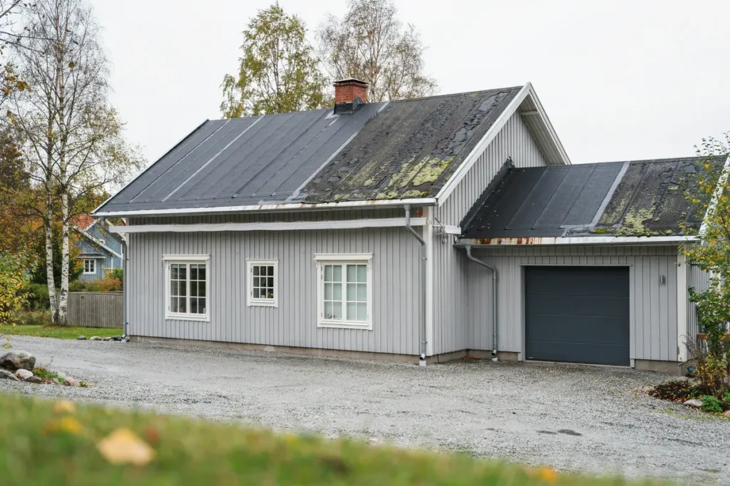 papptak p villa och garage n r reparation r cker och n r det r dags att l gga om